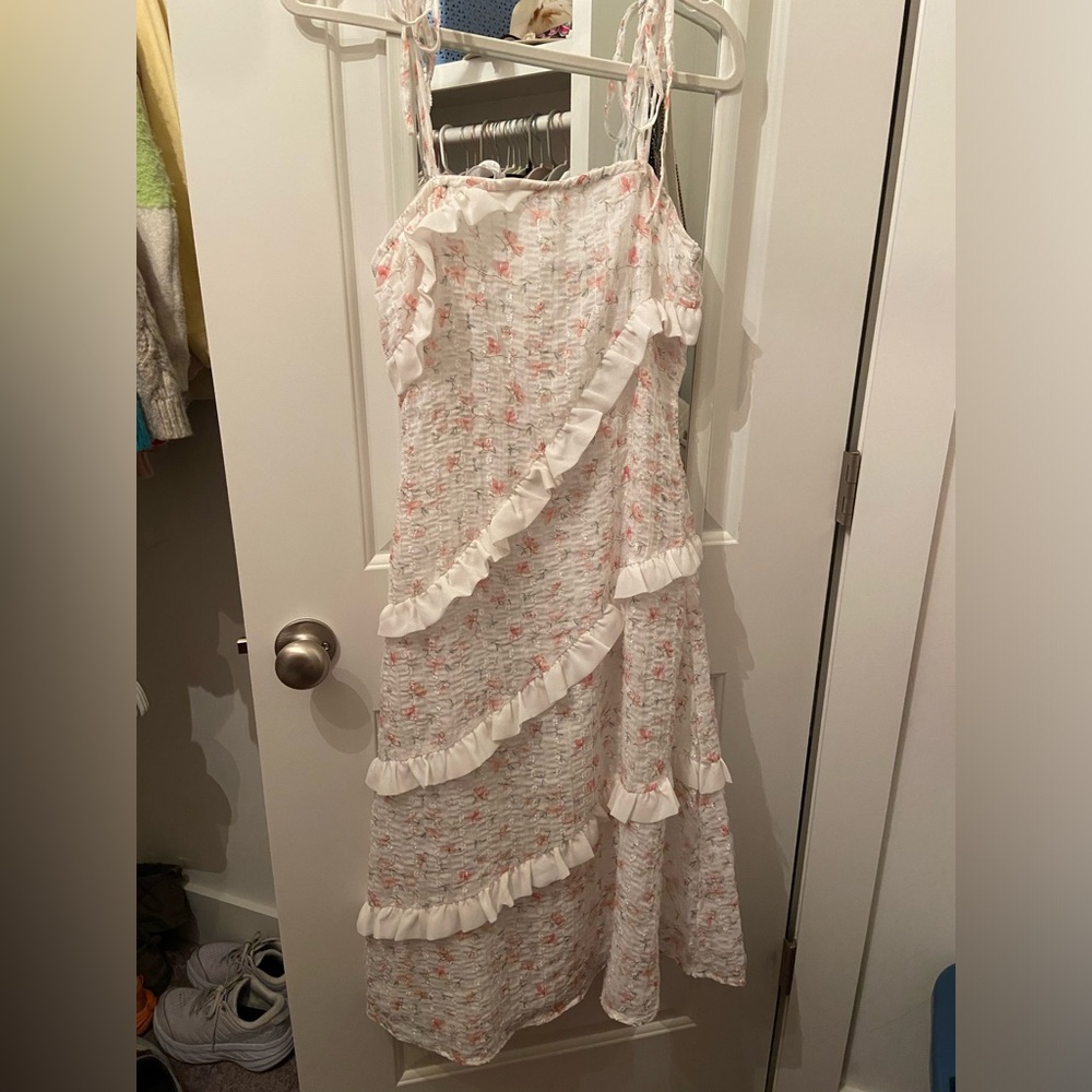 Floral white ruffle midi dress! ✨ - Picture 2 of 4